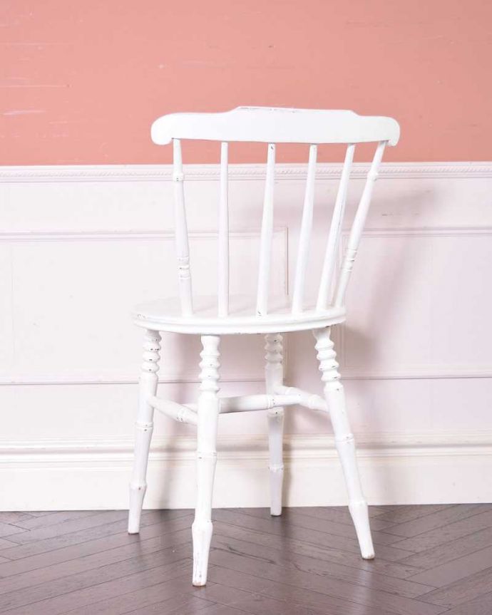 キッチンチェア アンティーク チェア 可愛くて台としても活躍するペイントチェア、アンティークのキッチンチェア。後ろ姿にも自信アリ!後ろから見ることも多い椅子。(k-1399-c)