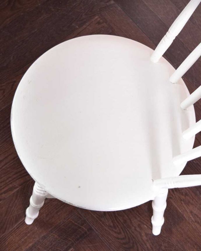 キッチンチェア アンティーク チェア 可愛くて台としても活躍するペイントチェア、アンティークのキッチンチェア。可愛い丸い座面木製の座面は座るのはもちろん、モノを乗せて使うことも出来るんです。(k-1399-c)