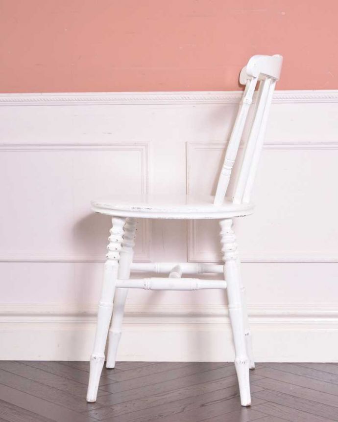 キッチンチェア アンティーク チェア 可愛くて台としても活躍するペイントチェア、アンティークのキッチンチェア。横から見てもステキもちろん横顔だって可愛いんです。(k-1399-c)