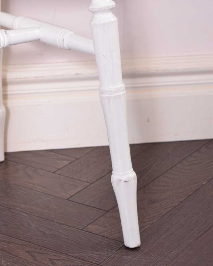 キッチンチェア アンティーク チェア 可愛くて台としても活躍するペイントチェア、アンティークのキッチンチェア。移動もラクラクHandleのアンティークチェアの脚の裏には、フェルトキーパーをお付けしていますので、持ち上げず床を滑らせてお使い頂けます。(k-1399-c)