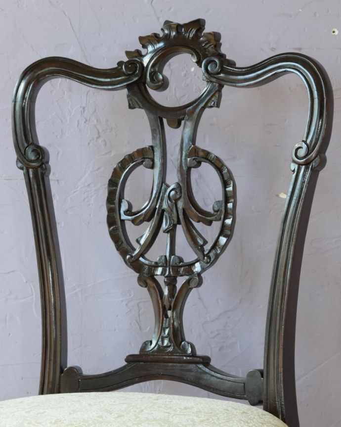 背もたれが美しいアンティークの椅子