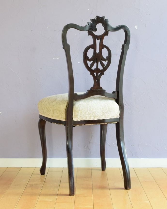 アンティークのサロンチェアの後ろ姿