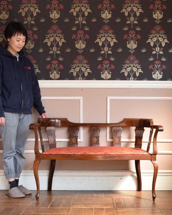 セティ・ソファ・ベンチ　アンティーク チェア　イギリスの優雅なアンティークチェア、1900年代の背もたれの美しいセティ。最上級の美しさで見た人みんなを魅了する椅子アンティークの椅子の中でも特に美しいセティ。(k-1408-c)