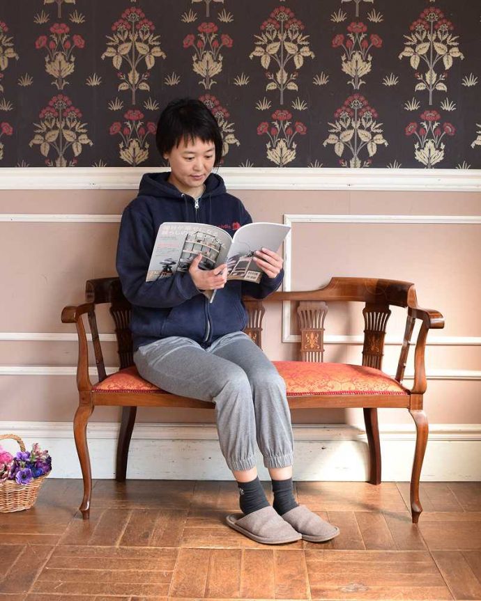 セティ・ソファ・ベンチ　アンティーク チェア　イギリスの優雅なアンティークチェア、1900年代の背もたれの美しいセティ。ここに座るだけで貴婦人気分17世紀頃に誕生した肘掛けと背もたれが付いた椅子セティは、2人以上で座れるソファの前身になった椅子。(k-1408-c)