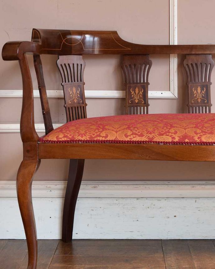 セティ・ソファ・ベンチ　アンティーク チェア　イギリスの優雅なアンティークチェア、1900年代の背もたれの美しいセティ。どこを切り取っても美しいシルエットアンティークの椅子らしい高級感が溢れるフォルム。(k-1408-c)