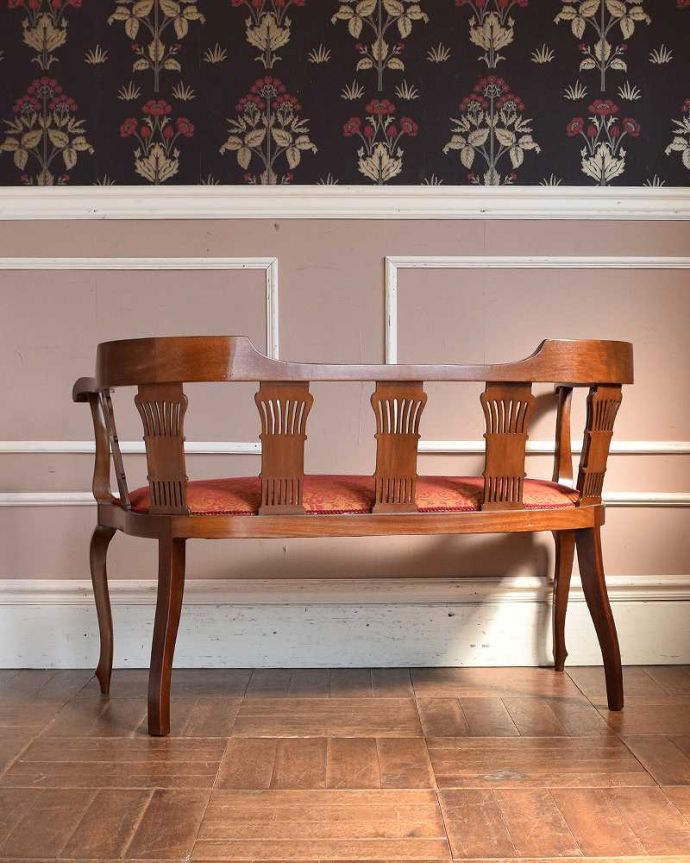 セティ・ソファ・ベンチ　アンティーク チェア　イギリスの優雅なアンティークチェア、1900年代の背もたれの美しいセティ。後ろから見ても完璧な美しさもちろん、後ろ姿も優雅で美しいんです。(k-1408-c)