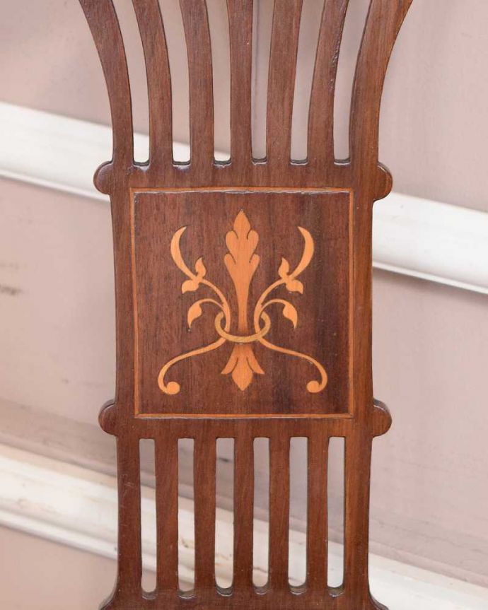 セティ・ソファ・ベンチ　アンティーク チェア　イギリスの優雅なアンティークチェア、1900年代の背もたれの美しいセティ。美しい背もたれの透かし彫り「ピアス・ドゥ・カービング」と呼ばれる背もたれの細工。(k-1408-c)