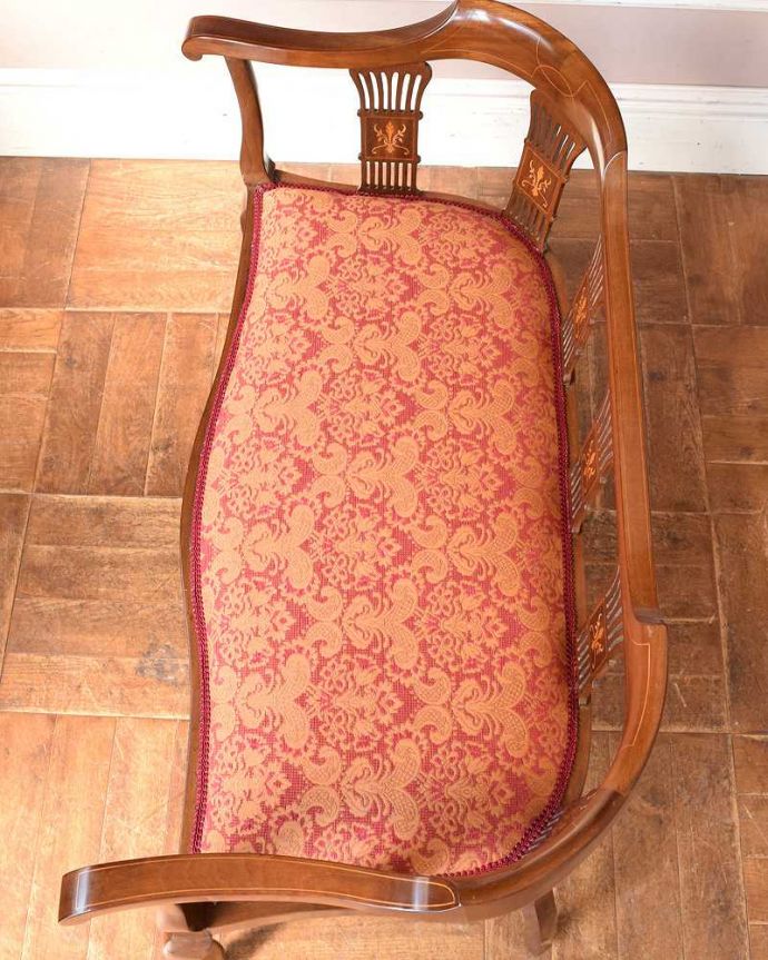 セティ・ソファ・ベンチ　アンティーク チェア　イギリスの優雅なアンティークチェア、1900年代の背もたれの美しいセティ。新しい生地で張り替えました修復の際、一度、古い生地を剥がして木製部分を組みなおしし、強度を持たせてから新しい生地で張り替えました。(k-1408-c)