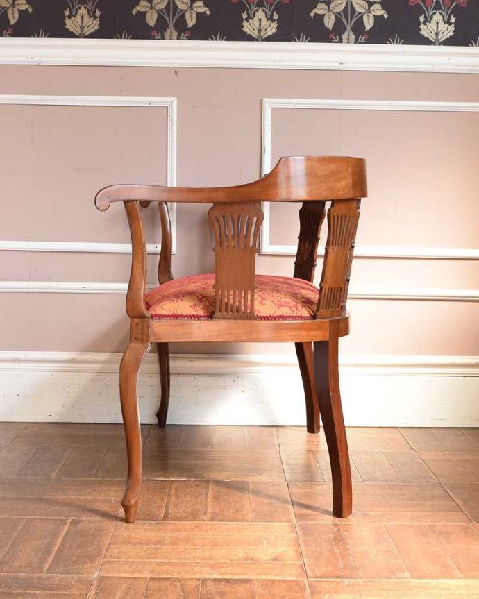 セティ・ソファ・ベンチ　アンティーク チェア　イギリスの優雅なアンティークチェア、1900年代の背もたれの美しいセティ。気品の感じられる横顔横から見ても優雅さは同じ。(k-1408-c)