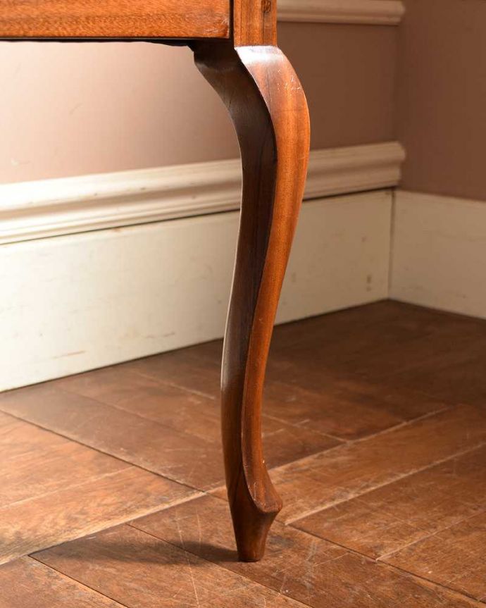 セティ・ソファ・ベンチ　アンティーク チェア　イギリスの優雅なアンティークチェア、1900年代の背もたれの美しいセティ。持ち上げなくても移動できます！Handleのアンティークは、脚の裏にフェルトキーパーをお付けしていますので、持ち上げなくても床を滑らせて移動させることが出来ます。(k-1408-c)