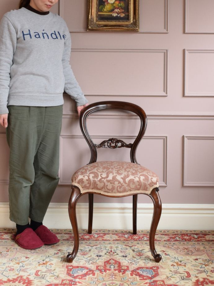 アンティークのバルーンバックチェア