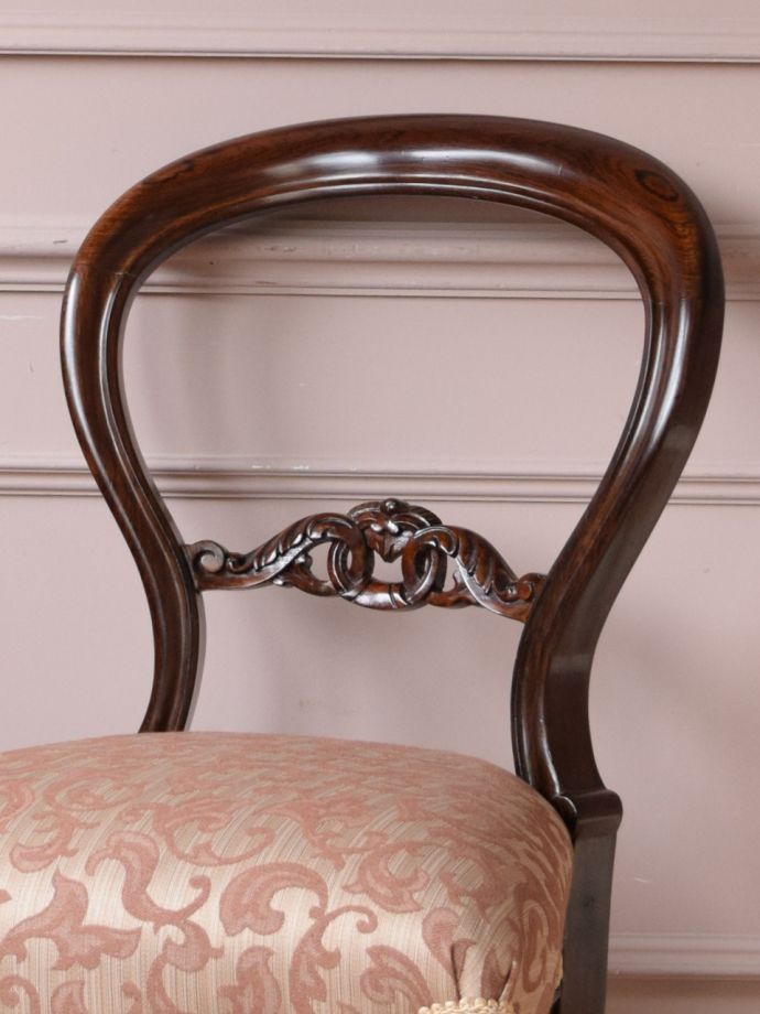 背もたれが美しいアンティークの椅子