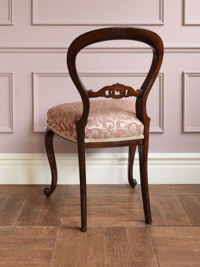 アンティークのサロンチェアの後ろ姿