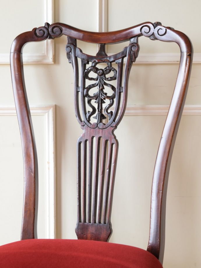 背もたれが美しいアンティークの椅子