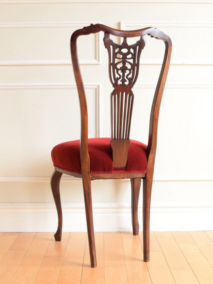 アンティークのサロンチェアの後ろ姿