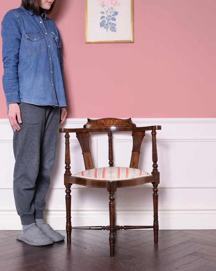 サロンチェア　アンティーク チェア　背もたれの象嵌が美しい英国輸入のアンティークコーナーチェア。「見る」だけで幸せになるアンティークの椅子最高級のアンティークチェアは、座って使う楽しみ以外に目で見て楽しめます。(k-1411-c)