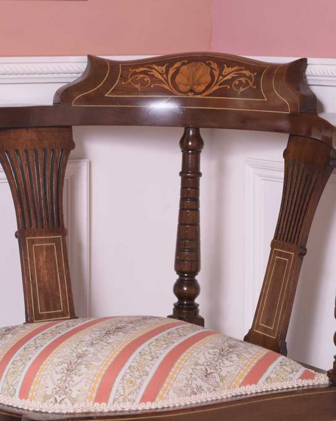 サロンチェア　アンティーク チェア　背もたれの象嵌が美しい英国輸入のアンティークコーナーチェア。美しさの極みを堪能して下さい高級材で描かれた美しく柔らかなフォルム。(k-1411-c)