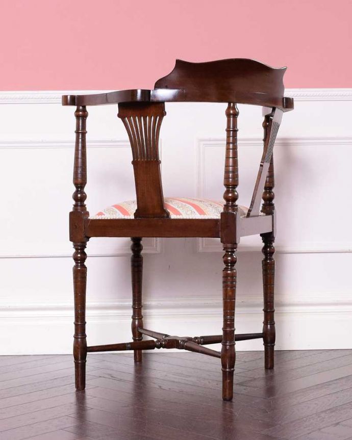 サロンチェア　アンティーク チェア　背もたれの象嵌が美しい英国輸入のアンティークコーナーチェア。しっかり修復したので、後ろ姿にも自信がありますいろんな修復方法がありますが、Handleでは専門の職人が一度、全てをバラしてから丁寧に組み上げているのでクオリティが違います。(k-1411-c)