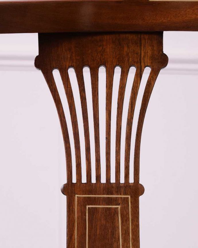 サロンチェア　アンティーク チェア　背もたれの象嵌が美しい英国輸入のアンティークコーナーチェア。うっとりするほど細かい細工まだ機械の発達していない時代に、手作業で作られた細かい細工。(k-1411-c)