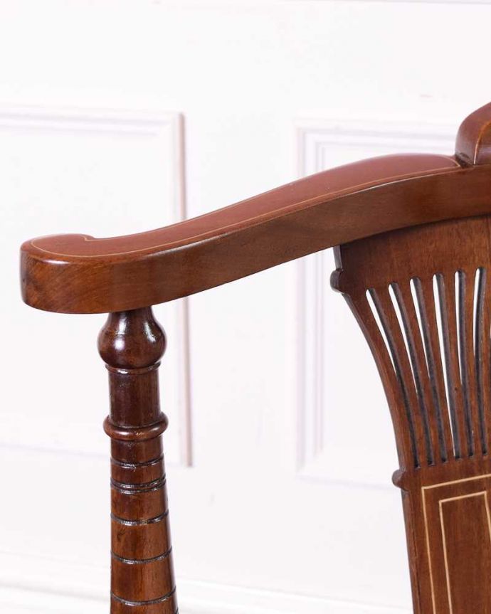 サロンチェア　アンティーク チェア　背もたれの象嵌が美しい英国輸入のアンティークコーナーチェア。アーム部分にも注目肘を掛けておけるアームチェアは座ったときにやっぱりラク。(k-1411-c)