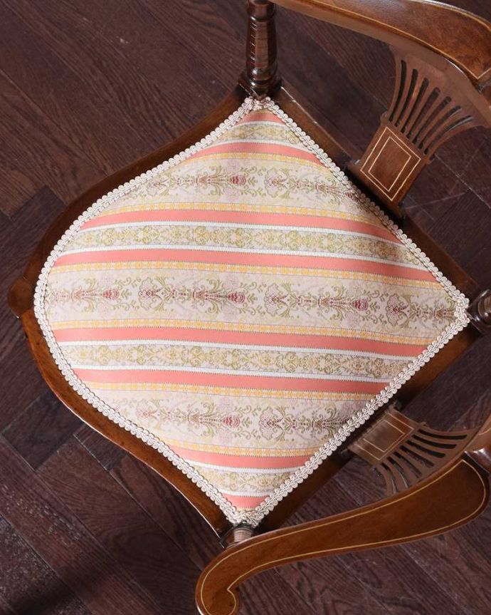 サロンチェア　アンティーク チェア　背もたれの象嵌が美しい英国輸入のアンティークコーナーチェア。座面を上から見るとこんな感じ座面は布貼りなので、長時間座っても疲れません。(k-1411-c)