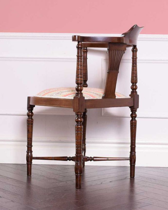 サロンチェア　アンティーク チェア　背もたれの象嵌が美しい英国輸入のアンティークコーナーチェア。横から見ても優雅な立ち姿もちろん、横から見た姿も優雅で美しいんです。(k-1411-c)