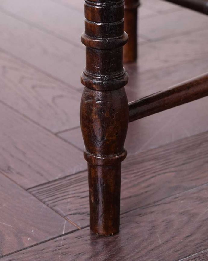 サロンチェア　アンティーク チェア　背もたれの象嵌が美しい英国輸入のアンティークコーナーチェア。床を滑らせて移動出来ますHandleではアンティークチェアの脚の裏にフェルトキーパーをお付けしています。(k-1411-c)