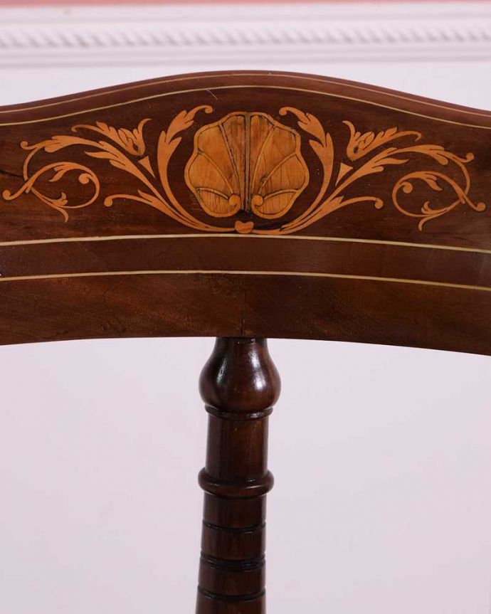 サロンチェア　アンティーク チェア　背もたれの象嵌が美しい英国輸入のアンティークコーナーチェア。華やかな象嵌の模様木を組み合わせることで作る象嵌で描かれた模様。(k-1411-c)