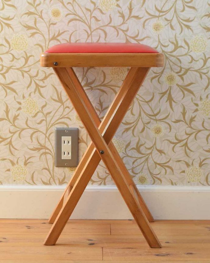 スツール・オットマン　アンティーク チェア　Ｘ脚のお洒落なアンティークスツール、可愛いイギリス輸入のアンティーク（赤い座面）。360度、どこから見ても美しい脚もしっかり組まれているのがわかります。(k-1412-c)