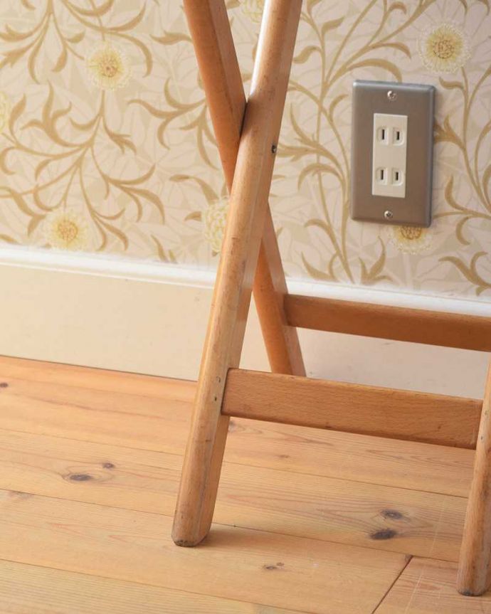 スツール・オットマン　アンティーク チェア　Ｘ脚のお洒落なアンティークスツール、可愛いイギリス輸入のアンティーク（赤い座面）。移動もラクラクの理由は…Handleではアンティークチェアの脚の裏にフェルトキーパーをお付けしています。(k-1412-c)