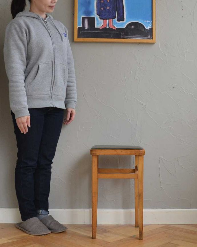 スツール・オットマン　アンティーク チェア　イギリスで見つけたクッション付きのアンティーク スツール。座ったり、飾ったり･･･お家のなかの様々シーンで活躍してくれるアンティークのスツール。(k-1413-c)