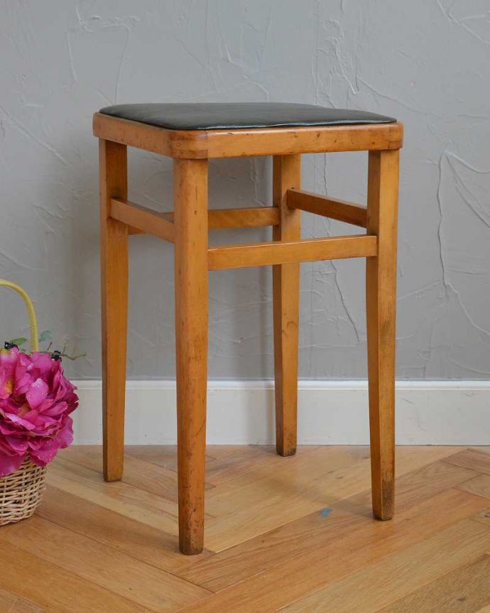 スツール・オットマン　アンティーク チェア　イギリスで見つけたクッション付きのアンティーク スツール。しっかり修復しましたアンティークなので経年変化によるキズはありますが、専門の職人が目立たないようキレイにお直しをしているので、安心してお使い下さい。(k-1413-c)