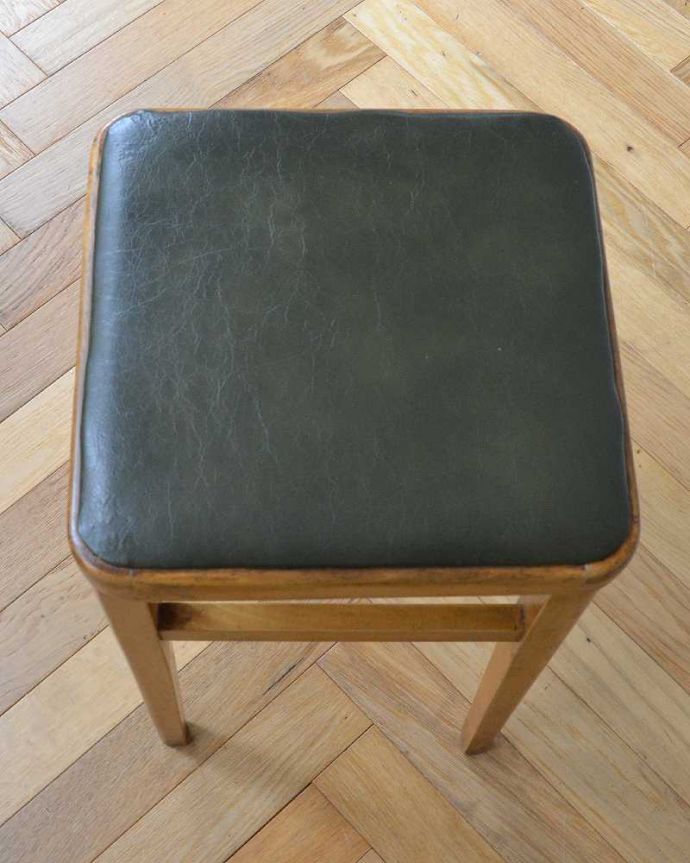 スツール・オットマン　アンティーク チェア　イギリスで見つけたクッション付きのアンティーク スツール。座面を上から見るとこんな感じ座面は布貼りなので、長時間座っても疲れません。(k-1413-c)