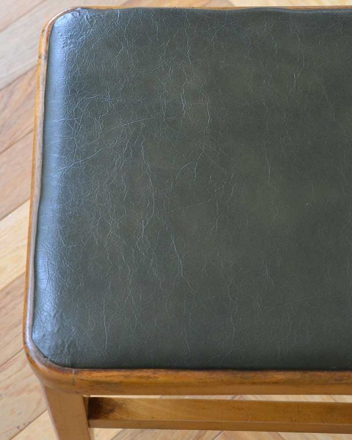 スツール・オットマン　アンティーク チェア　イギリスで見つけたクッション付きのアンティーク スツール。生地のセレクトにもこだわりましたアンティークチェアの雰囲気をそのままに、一番似合う貼り座をじっくり選びました。(k-1413-c)