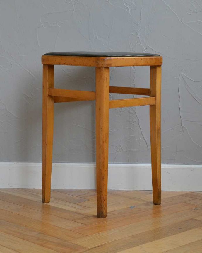 スツール・オットマン　アンティーク チェア　イギリスで見つけたクッション付きのアンティーク スツール。360度、どこから見ても美しい脚もしっかり組まれているのがわかります。(k-1413-c)