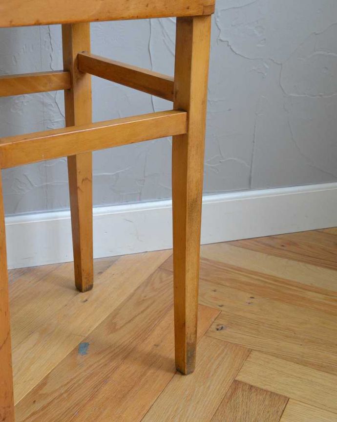 スツール・オットマン　アンティーク チェア　イギリスで見つけたクッション付きのアンティーク スツール。移動もラクラクの理由は…Handleではアンティークチェアの脚の裏にフェルトキーパーをお付けしています。(k-1413-c)