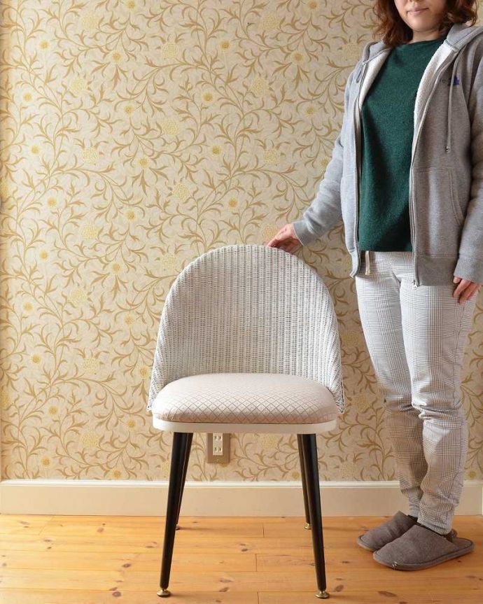 ロイドルーム アンティーク チェア 英国伝統のアンティークチェア、ホワイトペイントのロイドルームチェア。ゆったりくつろぎの時間に・・・見て楽しむだけでなく、使って本当の良さがわかるのがロイドルームチェア。(k-1414-c)