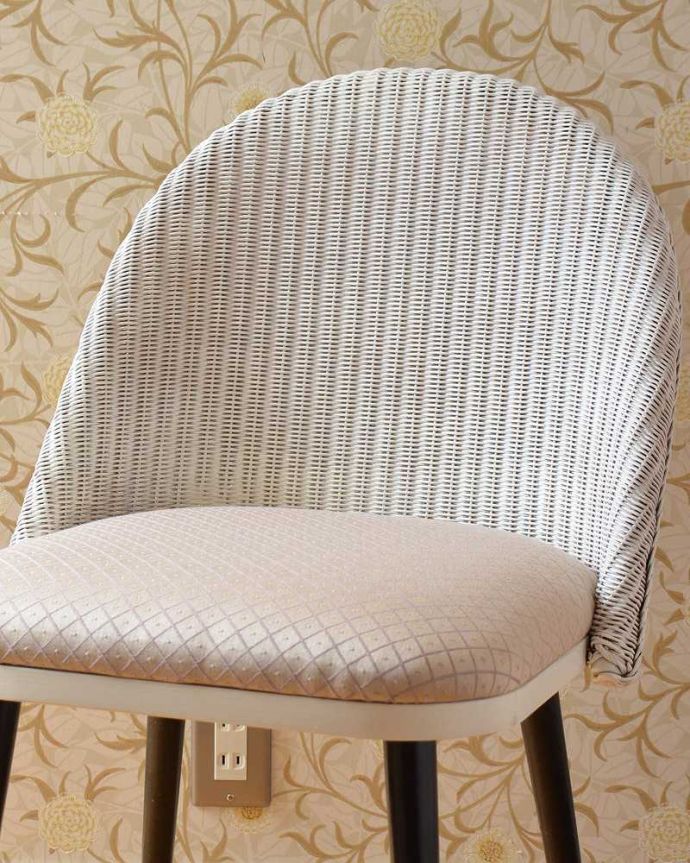 ロイドルーム アンティーク チェア 英国伝統のアンティークチェア、ホワイトペイントのロイドルームチェア。アンティークとして使える頑丈さが魅力です可愛い編み目模様もロイドルームの魅力の一つ。(k-1414-c)