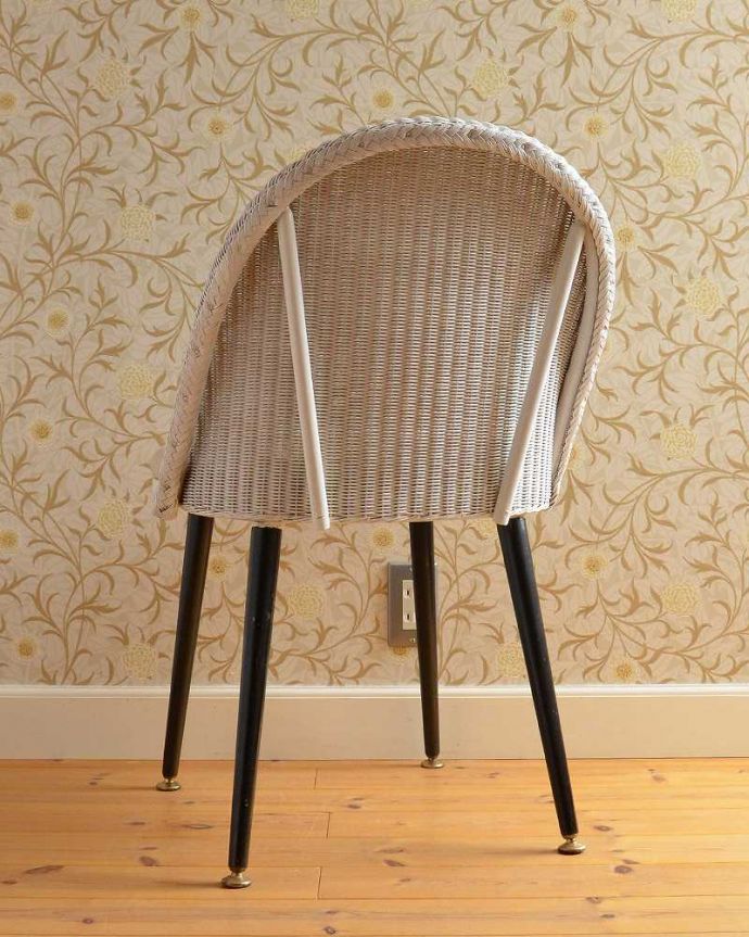 ロイドルーム アンティーク チェア 英国伝統のアンティークチェア、ホワイトペイントのロイドルームチェア。後ろ姿にも自信があります!アンティークは新品ではないので経年変化によるキズはありますが、専門の職人が目立たないようキレイにお直しをしているので、後姿までキレイです。(k-1414-c)