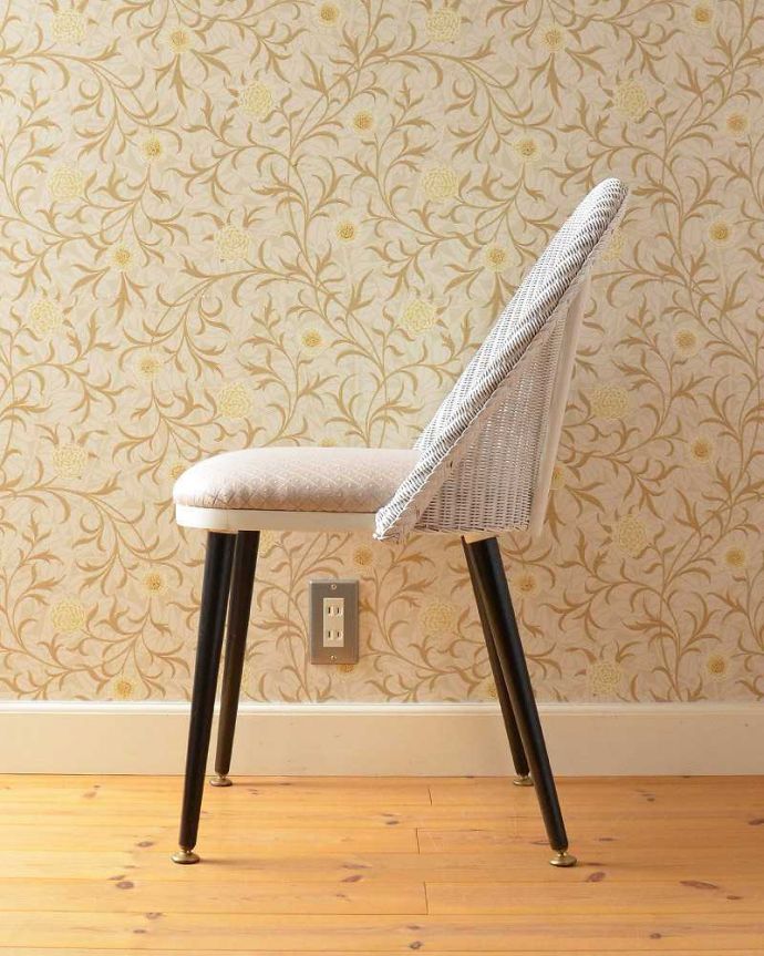 ロイドルーム アンティーク チェア 英国伝統のアンティークチェア、ホワイトペイントのロイドルームチェア。横から見るとこんな感じです背もたれがゆるやかにカーブしているので、深く腰掛けるとよりリラックスできます。(k-1414-c)