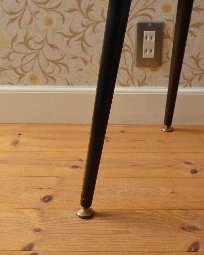 ロイドルーム アンティーク チェア 英国伝統のアンティークチェア、ホワイトペイントのロイドルームチェア。床を滑らせて移動出来ますHandleではアンティークチェアの脚の裏にフェルトキーパーをお付けしています。(k-1414-c)