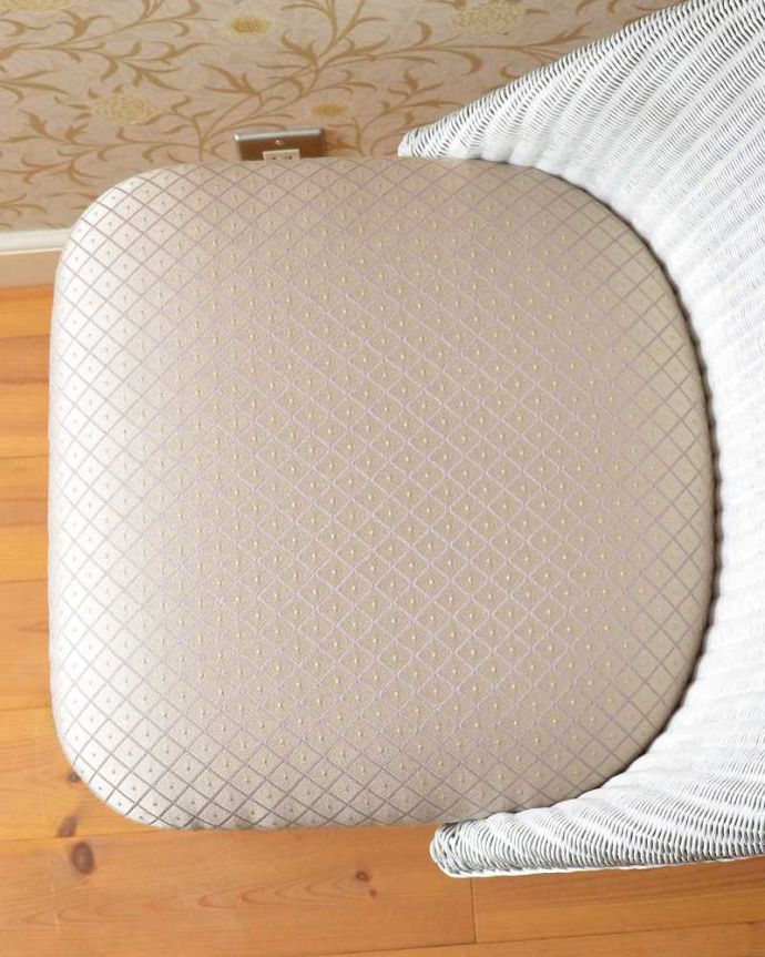 ロイドルーム アンティーク チェア 英国伝統のアンティークチェア、ホワイトペイントのロイドルームチェア。しっかり編み込まれているので座り心地抜群です座面は布貼りなので、長時間座っても疲れません。(k-1414-c)