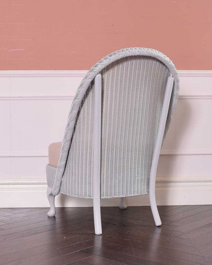 ロイドルーム　アンティーク チェア　やわらかなクッションが付いたイギリス輸入のアンティークロイドルームチェア。後ろ姿にも自信があります！アンティークは新品ではないので経年変化によるキズはありますが、専門の職人が目立たないようキレイにお直しをしているので、後姿までキレイです。(k-1415-c)