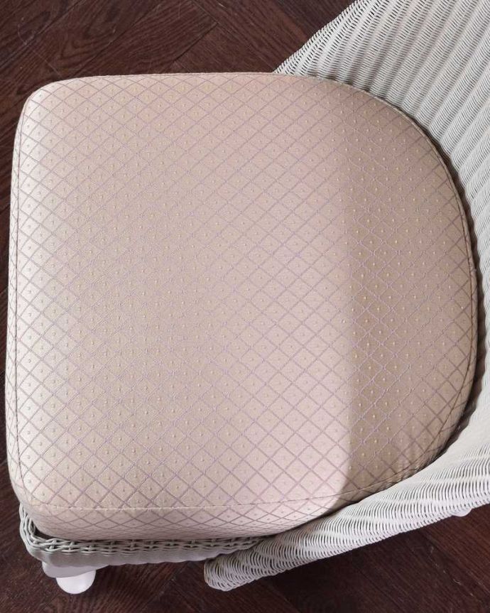 ロイドルーム　アンティーク チェア　やわらかなクッションが付いたイギリス輸入のアンティークロイドルームチェア。しっかり編み込まれているので座り心地抜群です座面は広々していて、キレイにペイントされています。(k-1415-c)