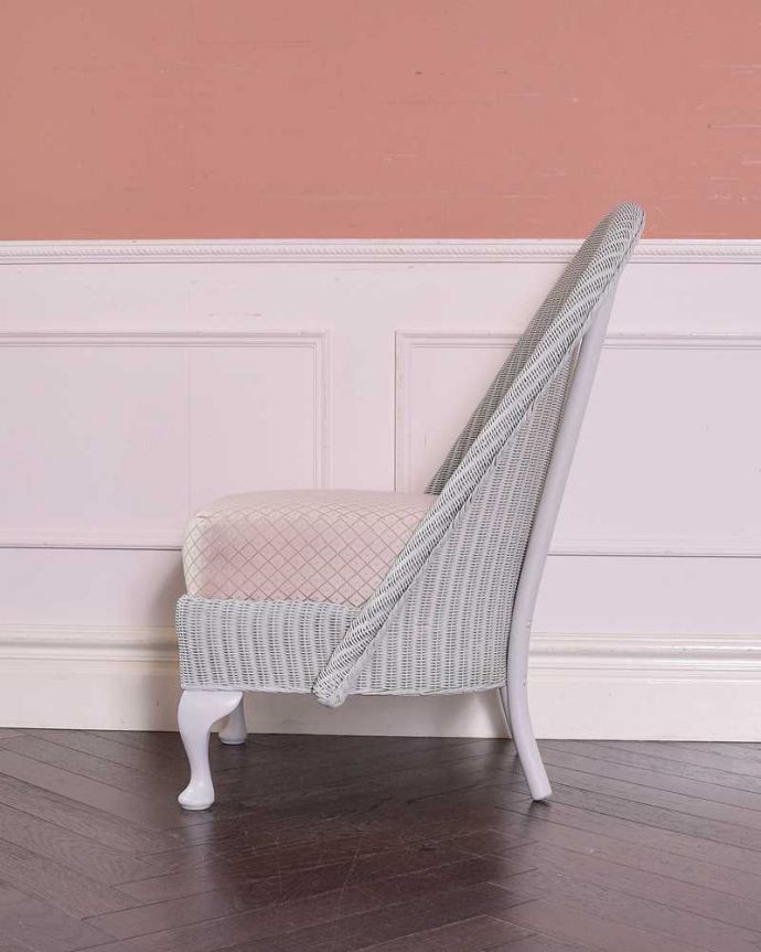 ロイドルーム　アンティーク チェア　やわらかなクッションが付いたイギリス輸入のアンティークロイドルームチェア。横から見るとこんな感じです背もたれがゆるやかにカーブしているので、深く腰掛けるとよりリラックスできます。(k-1415-c)