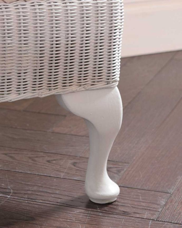 ロイドルーム　アンティーク チェア　やわらかなクッションが付いたイギリス輸入のアンティークロイドルームチェア。床を滑らせて移動出来ますHandleではアンティークチェアの脚の裏にフェルトキーパーをお付けしています。(k-1415-c)