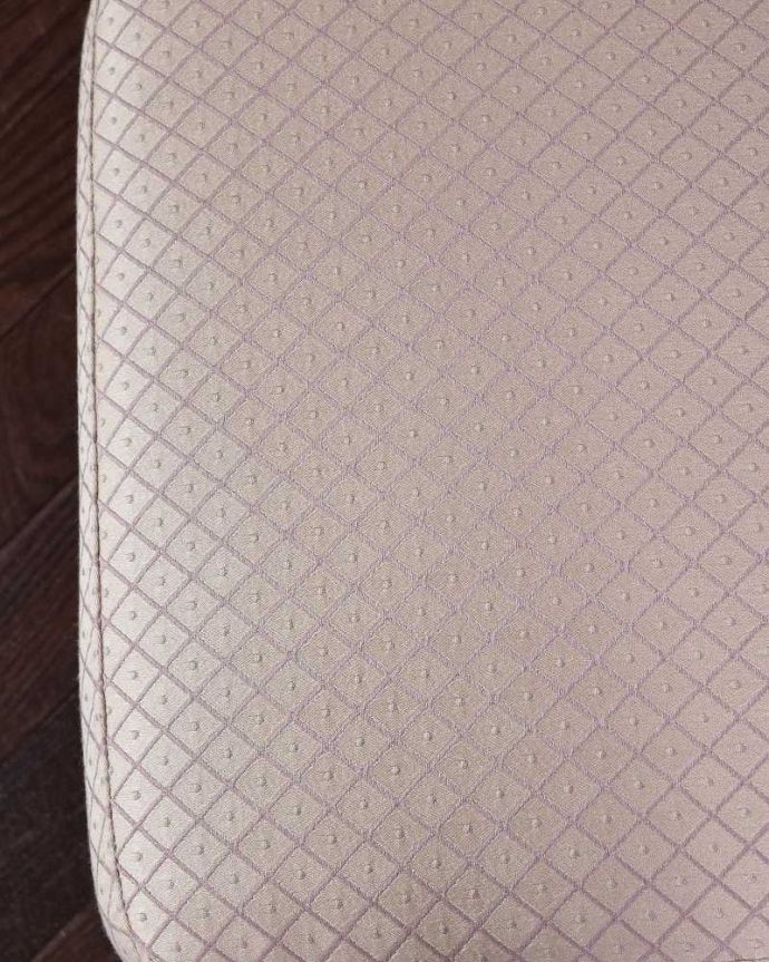 ロイドルーム　アンティーク チェア　やわらかなクッションが付いたイギリス輸入のアンティークロイドルームチェア。近くで見るとこんな感じ。(k-1415-c)