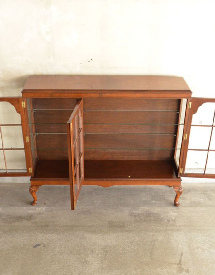 ガラスキャビネット　アンティーク家具　高級感溢れるウォルナット材の木目、英国輸入のアンティーク家具、グラスキャビネット（飾り棚）。しっかり作られているので、安心してお使いいただけます。(k-1415-f)