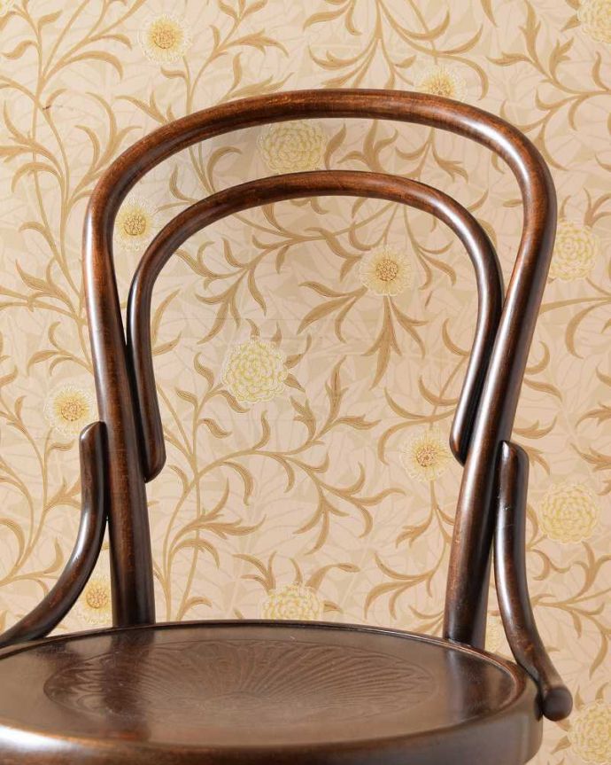 ダイニングチェア　アンティーク チェア　ダブルループの英国輸入椅子、背もたれが美しいアンティークベントウッドチェア。美しいだけじゃなくて強い！背もたれは木を切り出しているのではなく、1本の木材を蒸気で蒸して曲げているので、繊維が断ち切られず粘りがあって丈夫なんです。(k-1417-c)