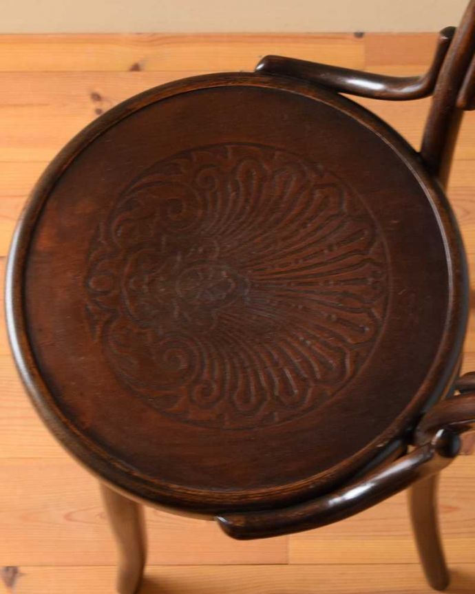 ダイニングチェア　アンティーク チェア　ダブルループの英国輸入椅子、背もたれが美しいアンティークベントウッドチェア。座面にも個性があります背もたれだけじゃなく座面にも注目！ベントウッドの座面はいろんなデザインがあって面白いんです。(k-1417-c)